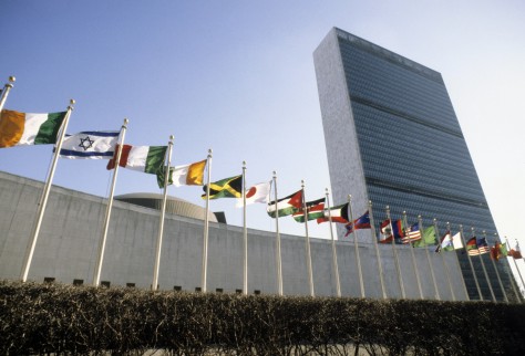 FN-skrapan med medlemsstaternas flaggor framför_ UN Photo John Isaac