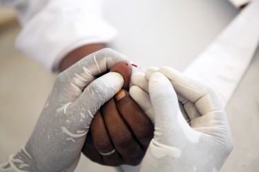 En ex-soldat i Sudan låter hiv-testa sig. UN/Photo Albert Gonzalez Farran