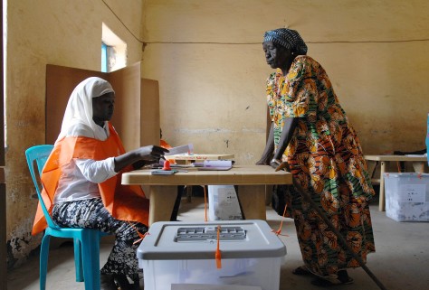En kvinna lämnar sin röst i Sudans första val på 24 år där flera partier deltog. UN/Photo Tim Mckulka