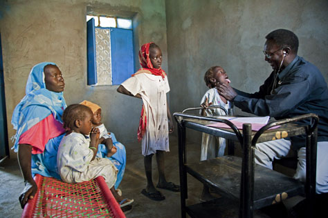 En läkare besöker en sudanesisk familj för hälsokontroll i hemmet. UN/Photo Gonzalez Farran