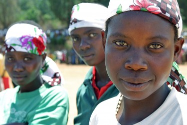 Genom UNICEF:s projekt Back to School har dessa flickor i Burundi kunnat återgå till skolan. Foto: Martine Perret, UN/Photo