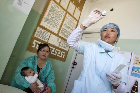 Ett litet barn får vaccination vid en klinik i Mongoliet