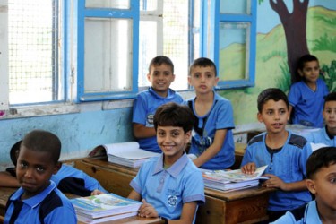 Idag börjar nio av tio barn i skolan. För barnen på bilden är det första dagen på skolåret i en skola för flyktingbarn i Gaza. UN/Photo, Shareef Sarhan.