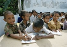 Några skolbarn i Östtimor övar sig på att skriva. UN/Photo Eskinder Debebe.