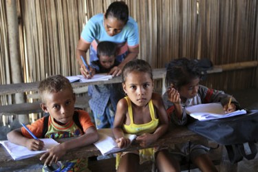Några barn i en liten byskola i Östtimor är sig läsa och skriva. UN/Photo: Martine Perret.