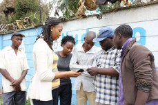 Invånarna i Kibera sms:ar för millenniemålen.