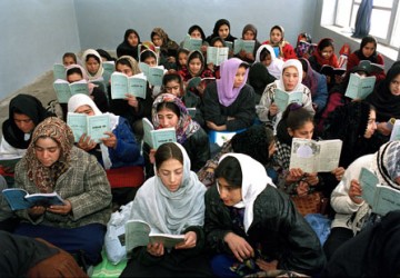 Några flickor i Zarghuna Girls School i Afghanistan övar läsning. UN/Photo: Eskinder Debebe.