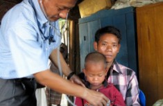 Treåriga Hridoy och hans papa Joykumar Chakma få vård på en klinik i Bangladesh