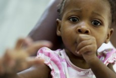 Flicka på avdelning för undernärda barn på sjukhus i Port-au-Prince, Haiti