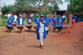 Kvinnor återvinner som en del av ett återintegreringsprojekt i Burundi.