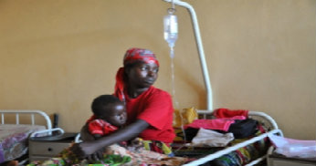 Regeringen i Burundi erbjuder gratis sjukvård för gravida kvinnor och barn under fem år. Här återhämtar sig en kvinna och barn från malaria.