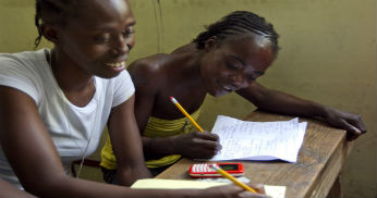 Några-kvinnor-på-Haiti-får-lära-sig-läsa-och-skriva-UN-Photo-Logan-Abassi.jpg