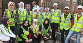 Arabiska ungdomar volontär-arbetar.